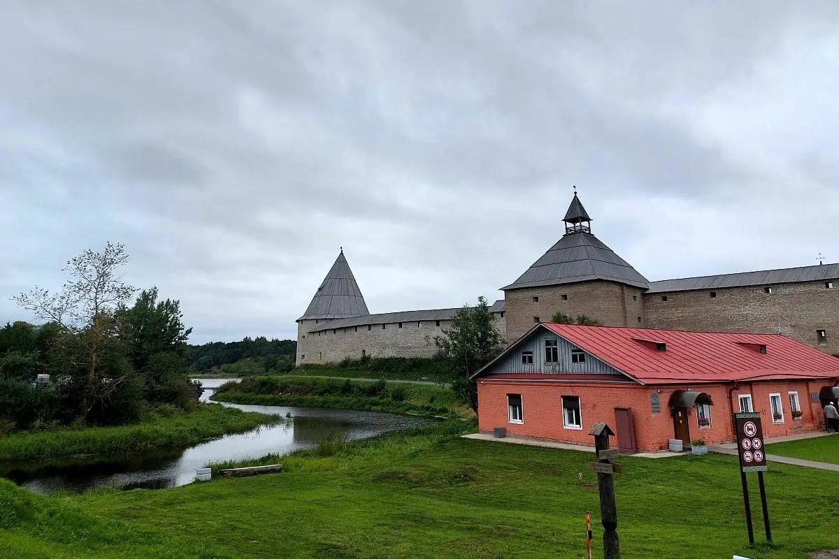 И здесь Россия молодая свои столицы возвела