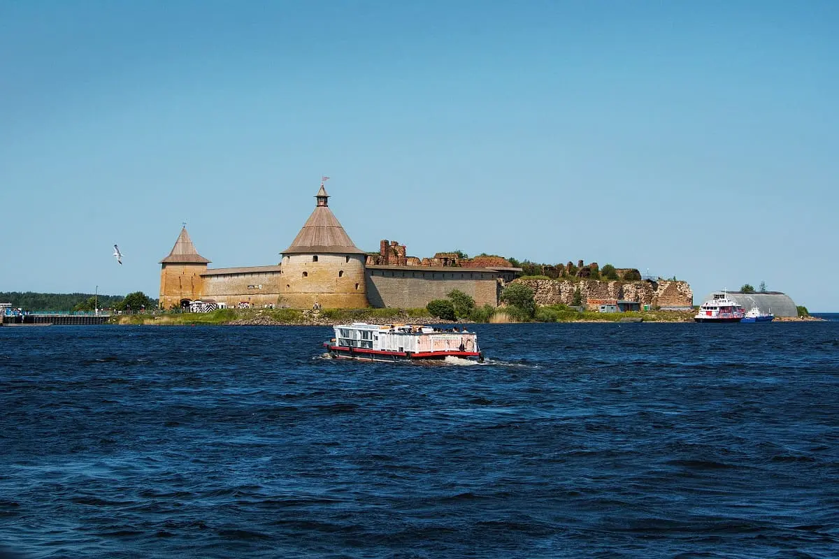 Брызги фонтанов, гранит крепостей и моря солёный ветер